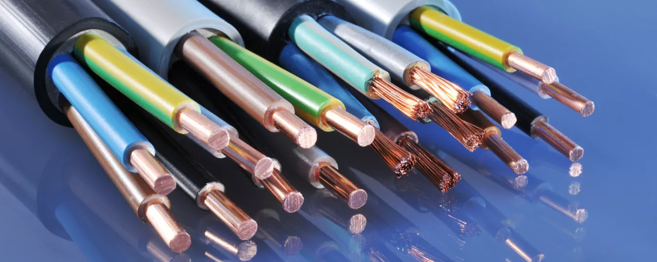 Czym różni się kabel od przewodu? Kompleksowy przewodnik dla elektroinstalatorów.